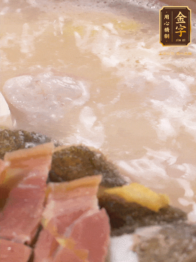 大火煮至沸騰后，轉(zhuǎn)至砂鍋中，繼續(xù)燉煮。這個時候可以放入一些自己喜歡吃的配菜比如蝦滑、內(nèi)酯豆腐來添味