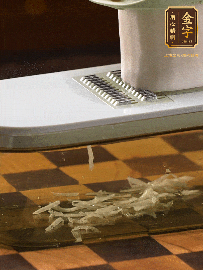 蘿卜切絲 ，加少許的鹽 抓拌均勻后，腌制十五分鐘