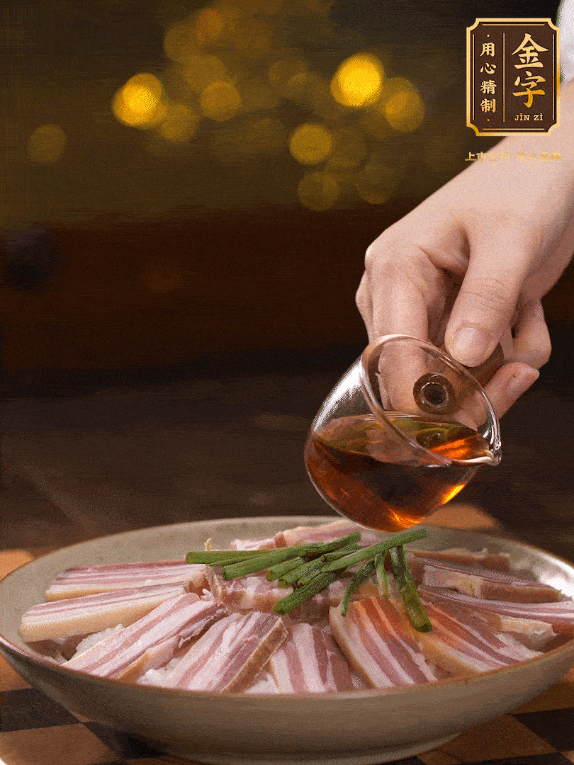 把切好的咸肉，均勻的鋪在蘿卜絲的四周頂部放少許蔥段 淋上少許料酒，放入鍋中 大火蒸二十分鐘