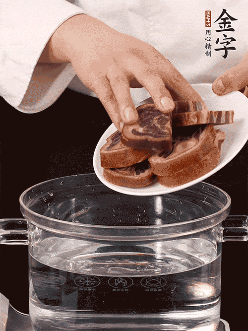 準(zhǔn)備食材。做金銀蹄有2個關(guān)鍵點(diǎn)：食材上火腿當(dāng)然得選足年發(fā)酵的金字火腿，新鮮豬爪最好選前腳、大小適宜的。