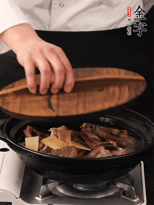 大火煮到沸騰后，轉(zhuǎn)中小火慢燉1個半小時。