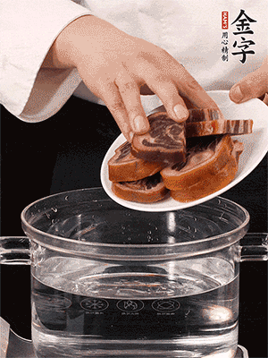 一包200g的金字火腿蹄片恰好搭配一個新鮮豬爪（豬腳）。都先加蔥姜、料酒焯水一遍，把血水清除后燉出來才能更清澈不油膩。