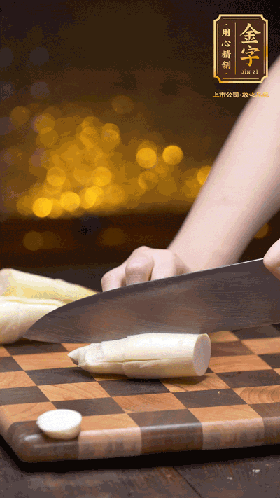 茭白剝?nèi)ネ馄?，去掉根部老硬部分，洗凈切滾刀塊