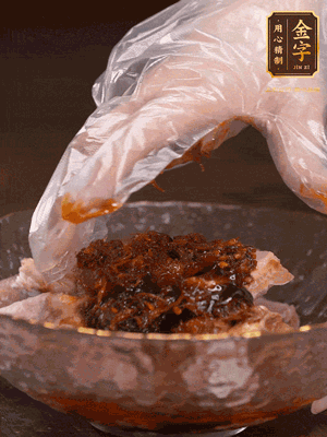 排骨用1勺蠔油、1勺醬油、1勺金字火腿XO醬抓勻腌制半小時(shí)