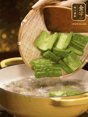 倒入熱水，和泡開的綠豆（連水）和火腿片，大火燒開燉一個(gè)小時(shí)