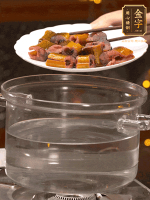 黃鱔冷水下鍋焯燙，再用清水洗凈去除腥味