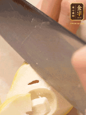 春筍切成滾刀塊，焯水去除澀味