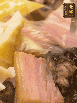 倒入滾燙的熱水，燉煮20分鐘，湯濃汁白