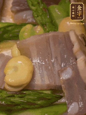 倒入熱水，燉煮10分鐘