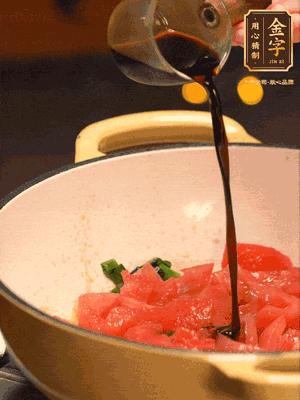 調(diào)味：1勺蠔油、1勺生抽、2轉(zhuǎn)胡椒粉和2勺番茄醬倒入400ml開水，燒至湯汁濃厚