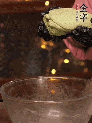 水里放點(diǎn)鹽，燒開后放艾草，一勺小蘇打，撈出浸入涼水，打成艾草泥