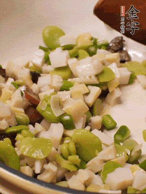 倒入蠶豆、春筍翻炒