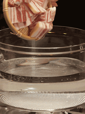 排骨、咸肉，一起下入鍋中，加入蔥，姜，料酒，倒入清水焯水清洗干凈