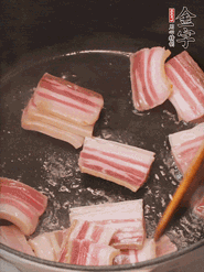 鍋中放菜籽油燒熱，下咸肉、冬筍略微煸炒