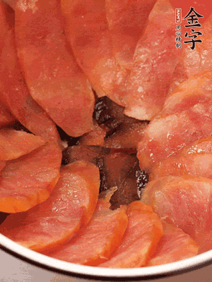 深碗涂抹豬油，頂端鋪枸杞，間隔鋪上香腸、醬油肉片