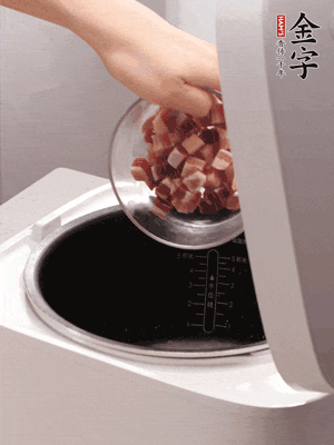 鍋中倒入豬油，油熱后炒熟上海青，給倒少許鹽調(diào)味