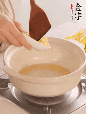 鍋里留少量底油煸香火腿和姜末。