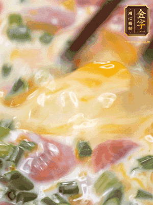 三個(gè)全蛋中加適量牛奶、鹽、黑胡椒粉、臘腸、蔥花攪拌均勻