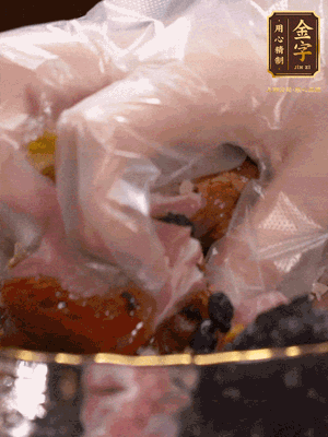 排骨洗凈后（蠔油、生抽、老抽、鹽、糖、淀粉、豆豉、蒜蓉、姜絲）腌制30分鐘