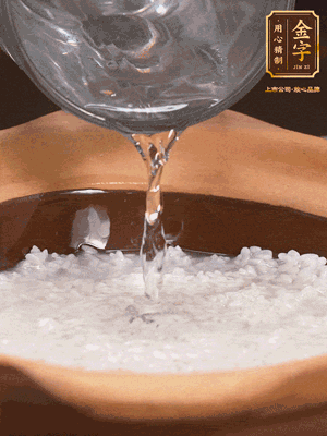 砂鍋底部刷一層油，加入大米和開水，水高1cm,大火燒開后轉(zhuǎn)中火煲5分鐘，到水微收干