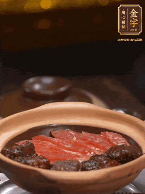 鋪上臘腸和排骨，鍋邊淋一圈油，小火煲10分鐘