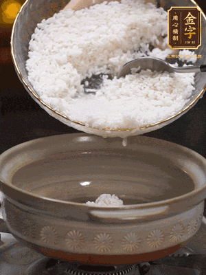 鍋底刷油，倒入米飯，水沒過即可，中小火燜10分鐘，戳幾個洞