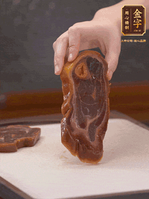 處理節(jié)瓜，刮掉表層的皮和毛，洗凈后去掉瓜蒂，切大塊