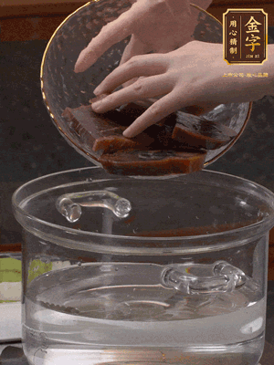 火腿蹄片冷水下鍋，水沸騰后煮5分鐘焯水