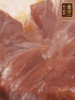 加熱水，2大勺料酒煮20分鐘，再下節(jié)瓜塊煮10分鐘即可