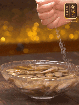 鮮活蟶子反復沖洗干凈，水中加鹽、芝麻香油浸泡30分鐘吐沙