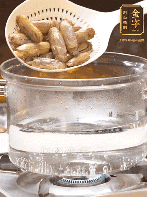 煮一鍋沸水，下蟶子汆燙30秒，撈出浸入冰水，取出蟶子肉