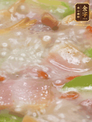 最后下蟶子，一點白胡椒調(diào)味，煮到白色湯汁出來。撒點枸杞點綴