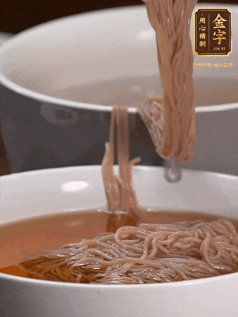 蘋果醋，一點鹽、糖、醬油，兌入涼白開水調成簡易冷面湯，放水箱冷藏