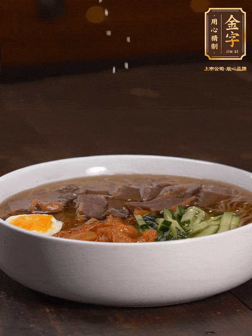 放入冰涼的冷面湯碼上黃瓜絲、泡菜、牛肉、雞蛋，撒點白芝麻