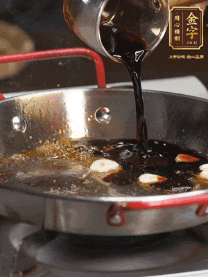 煲飯期間，用油煎熟牛肝菌。再用底油加醬油、蒜片調(diào)出鮮美醬汁