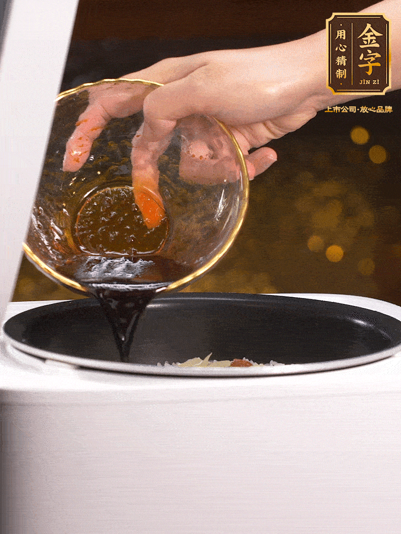 煮好后，淋上醬汁：2勺生抽、1勺老抽、1勺蠔油、半勺白糖、半勺香油、1勺水