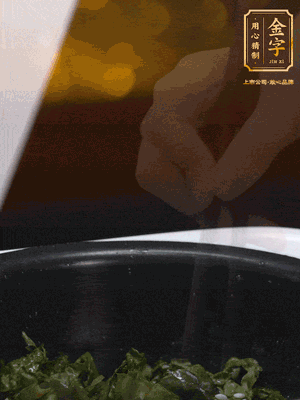 煮飯鍵開(kāi)煮，根據(jù)個(gè)人口味加鹽