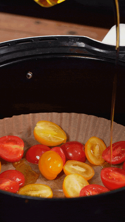 小番茄撒鹽胡椒，空氣炸鍋烤10分鐘至表面變皺