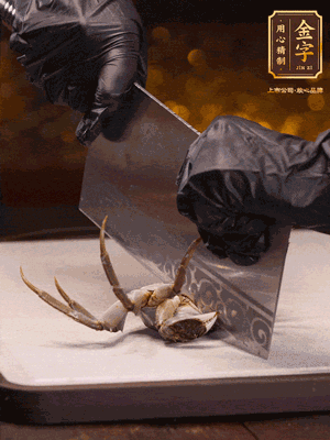 用刷子刷干凈六月黃，一斬二。把蟹蓋、蟹胃拿出來。