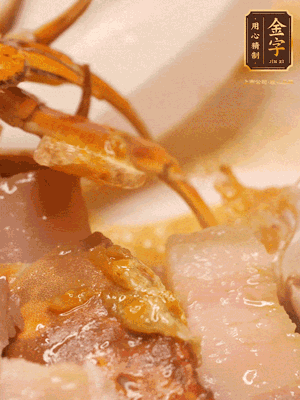 顏色變紅時，放蔥結(jié)、姜片煸香，再放咸肉、茭白、毛豆翻炒