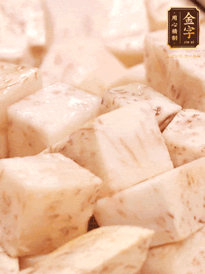 鍋上火下足油，將芋頭炸金黃色至熟