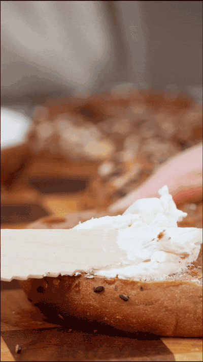 貝果在烤箱中180度復(fù)烤5分鐘，涂上芝士