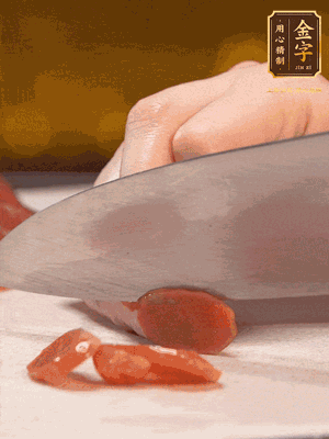 臘腸下水煮10分鐘，切薄片