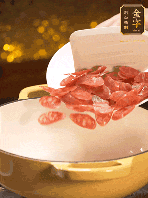 鍋里放油，香腸煸炒出多余的油脂，然后放小米辣