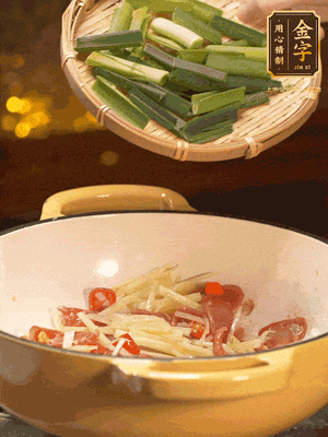 接著放蒜葉，來一點(diǎn)鹽，一點(diǎn)醬油調(diào)味翻勻