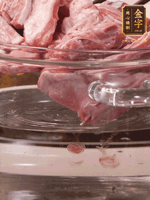 羊排清水洗凈，冷水浸泡30分鐘-2個小時，去除血沫。冷水下鍋，小火加熱析出血水后洗凈備用