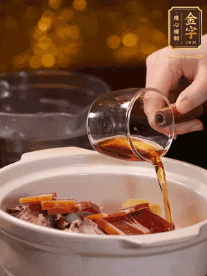 羊排、火腿、姜片一起入砂鍋，大火煮到沸騰