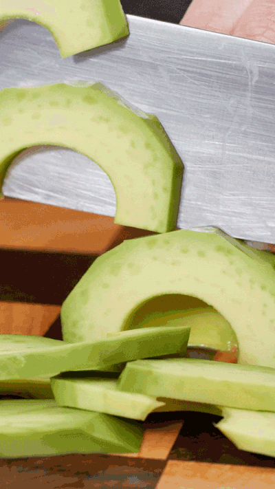 土司表面涂抹橄欖油，烤箱180°烤6 分鐘