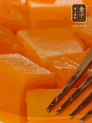 南瓜去皮，一半切塊備用，一半切塊蒸熟，碾成泥