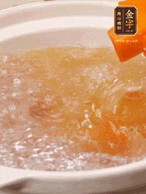 倒入開水、南瓜塊、南瓜泥中火煮5分鐘